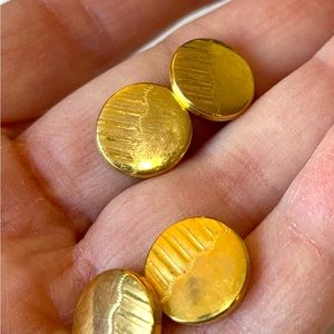 Vintage gold tone metal cufflinks. Etched pattern.